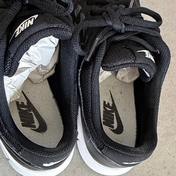 Nike Black and White Running Shoes - Picture 7 of 7